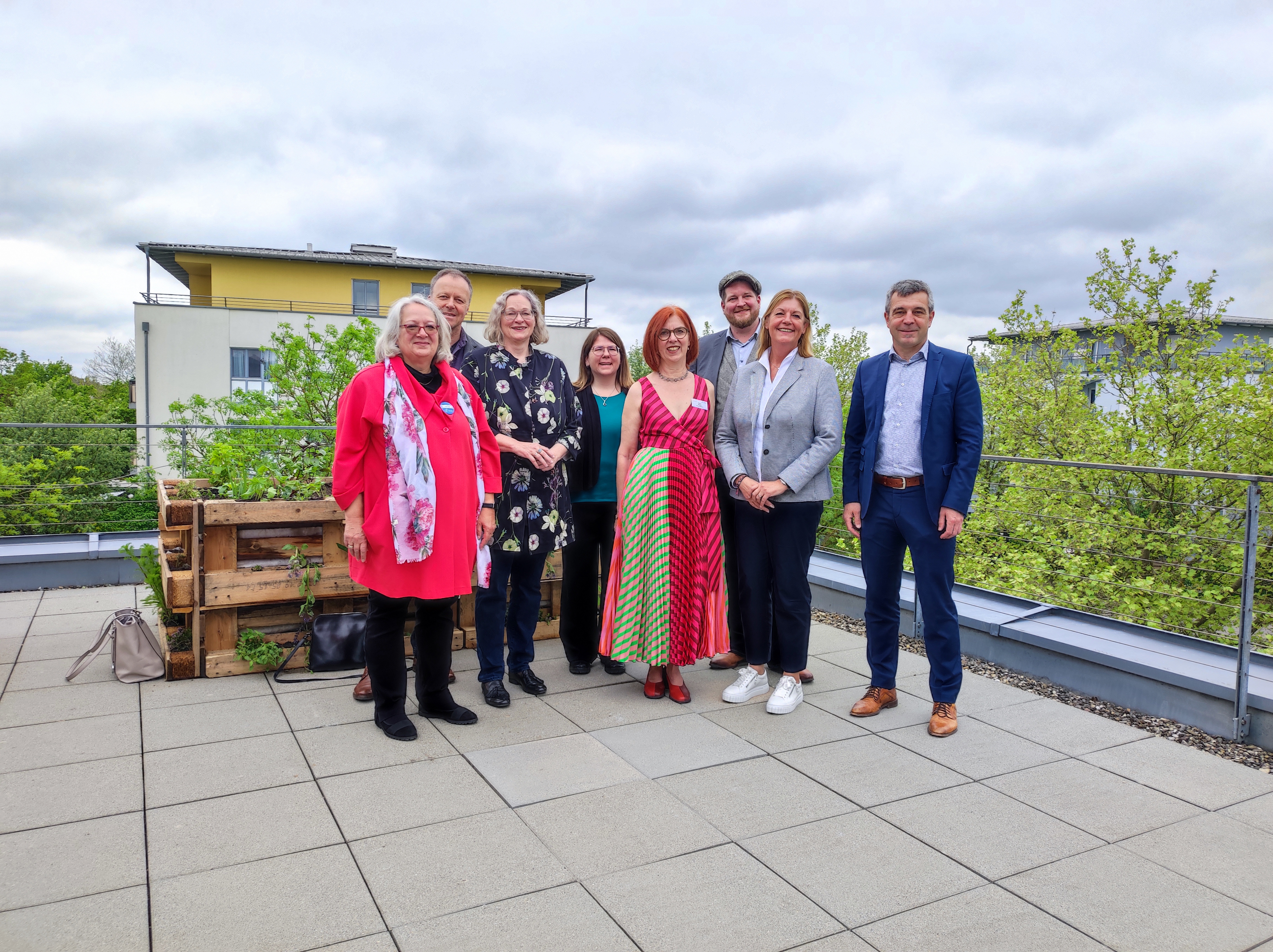 Gruppenfoto auf der Panorama-Dachterrasse der Fachakademie (vlnr):  GGSD Geschäftsführerin Ute Kick, Stadtrat Jochen Semle, Dritte Bürgermeisterin Petra Kleine, stellvertretende Schulleiterin Jessica Lehmann, Schulleiterin Petra Malke,  GGSD Betriebsratsvorsitzender Arne Engelhardt, Geschäftsführende Vorständin der DAA-Stiftung Martina Dahncke, Landrat Alexander Anetsberger