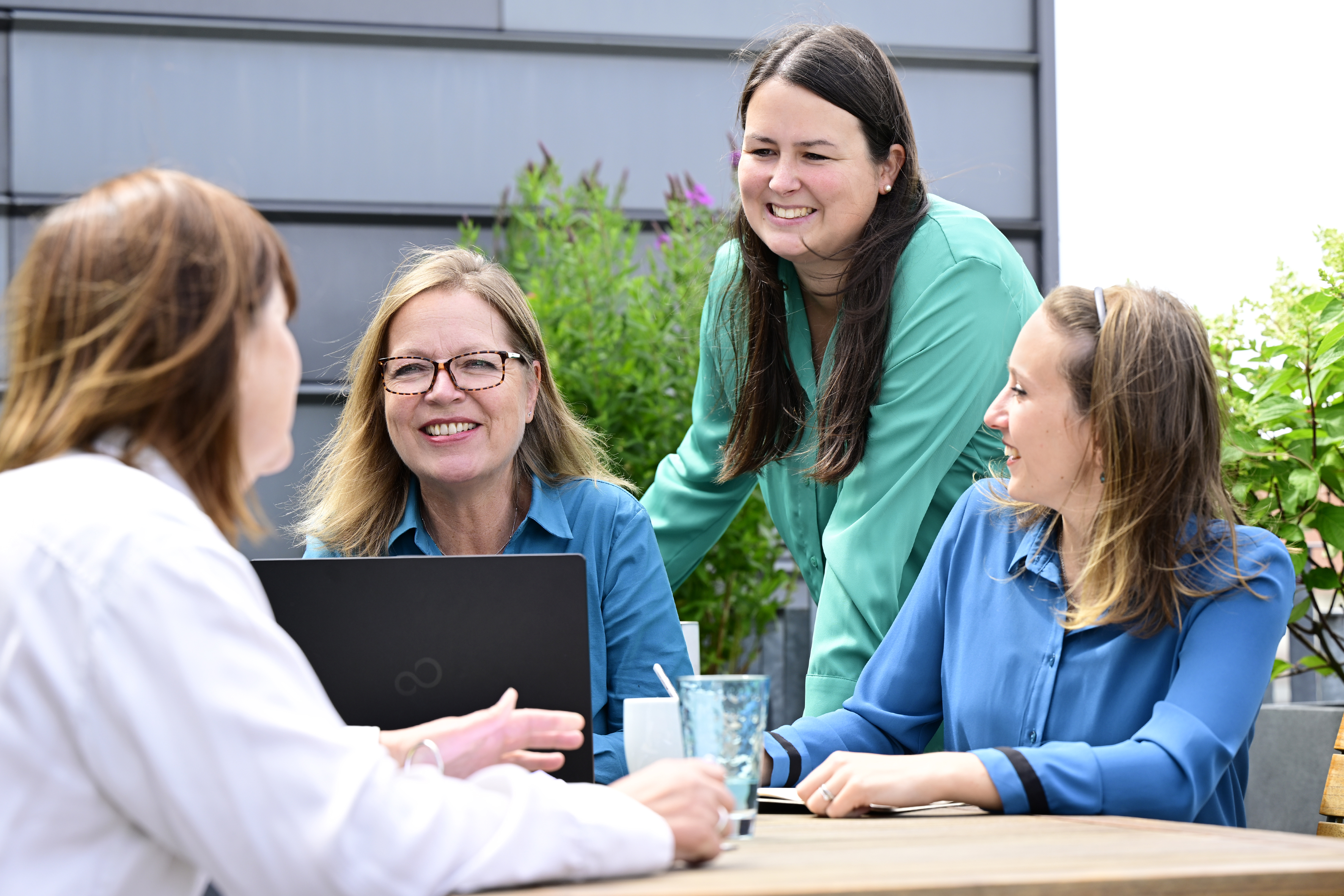 Das ZMF-Team sitzt an einem Tisch im Freien