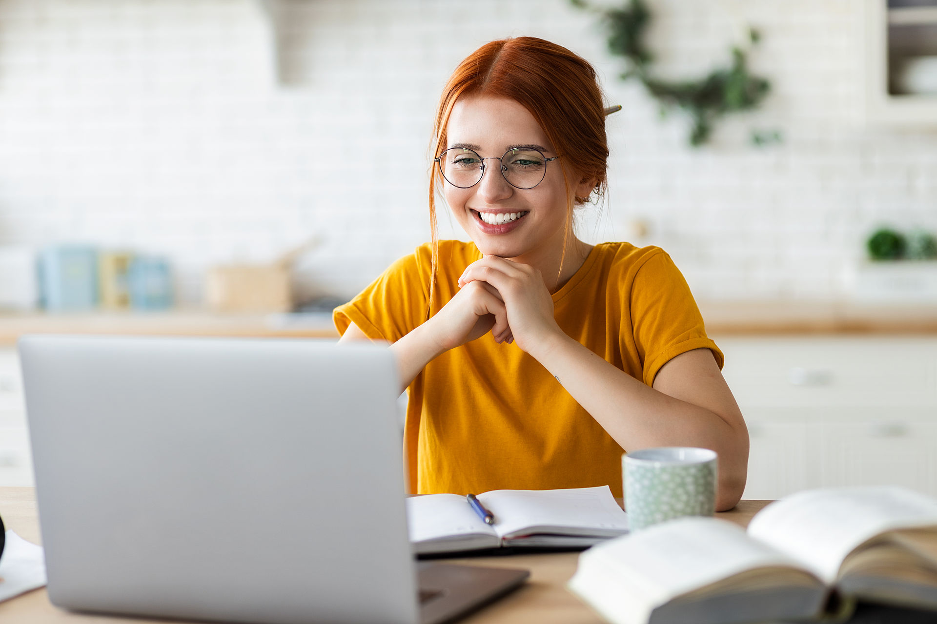 Frau am Schreibtisch mit Laptop