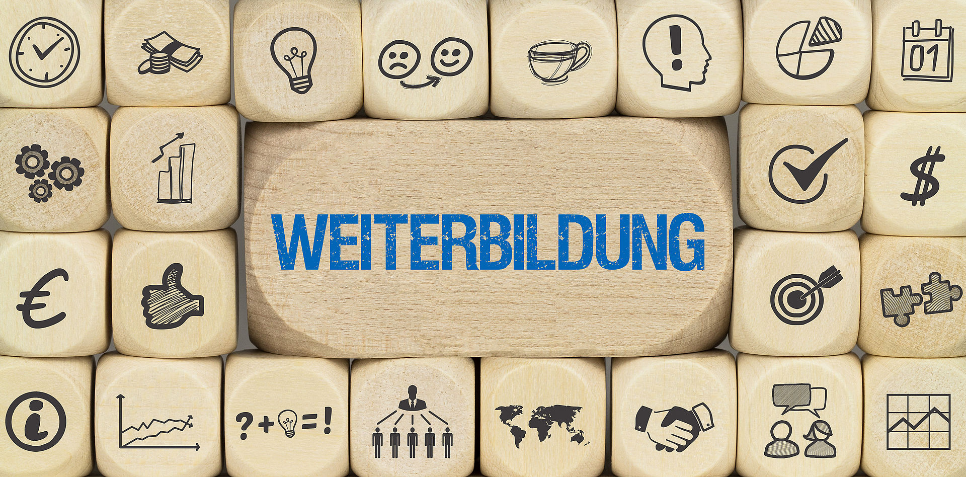 Wuerfel mit Symbolen und dem Wort Weiterbildung