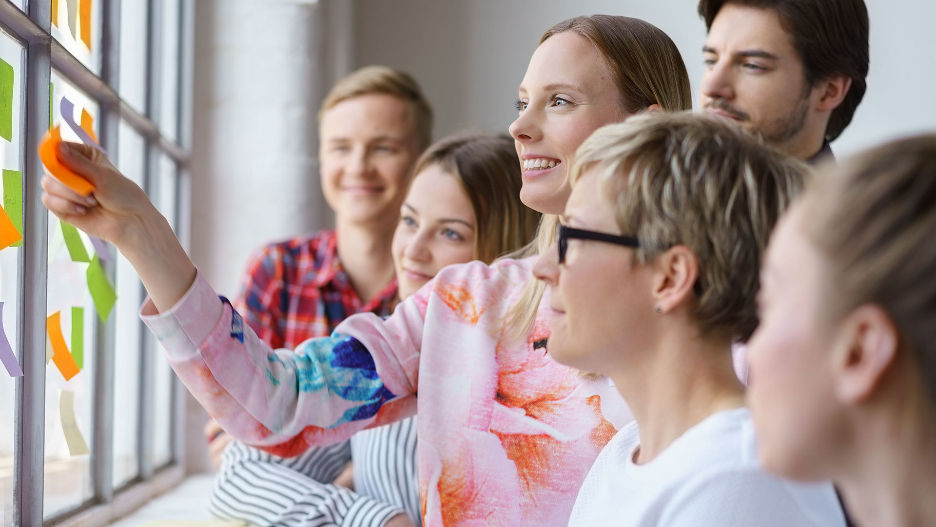 Gruppe von sechs Menschen arbeitet mit Haftnotizen