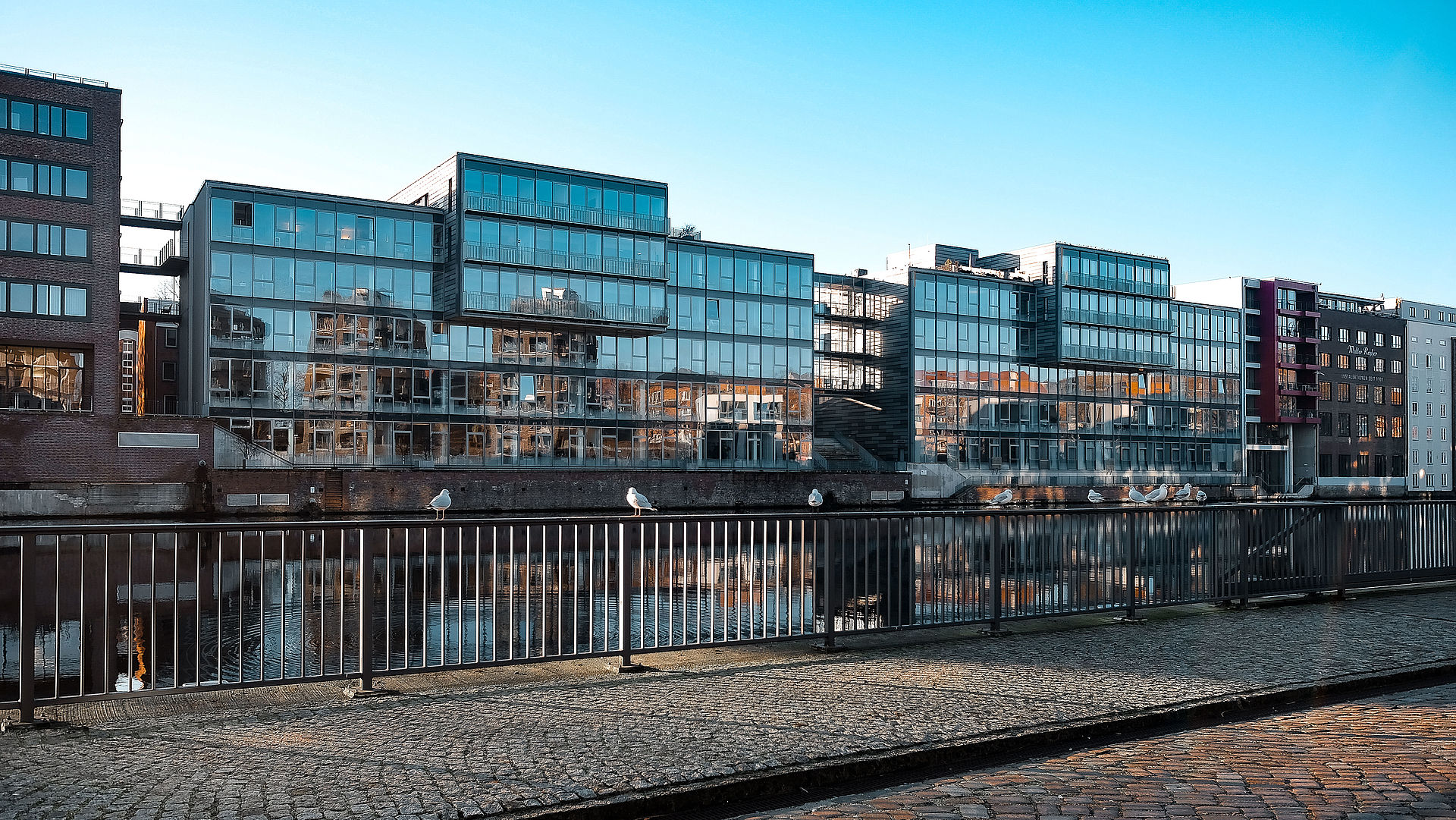 Gebäude der DAA-Stiftung in Hamburg vor Kanal