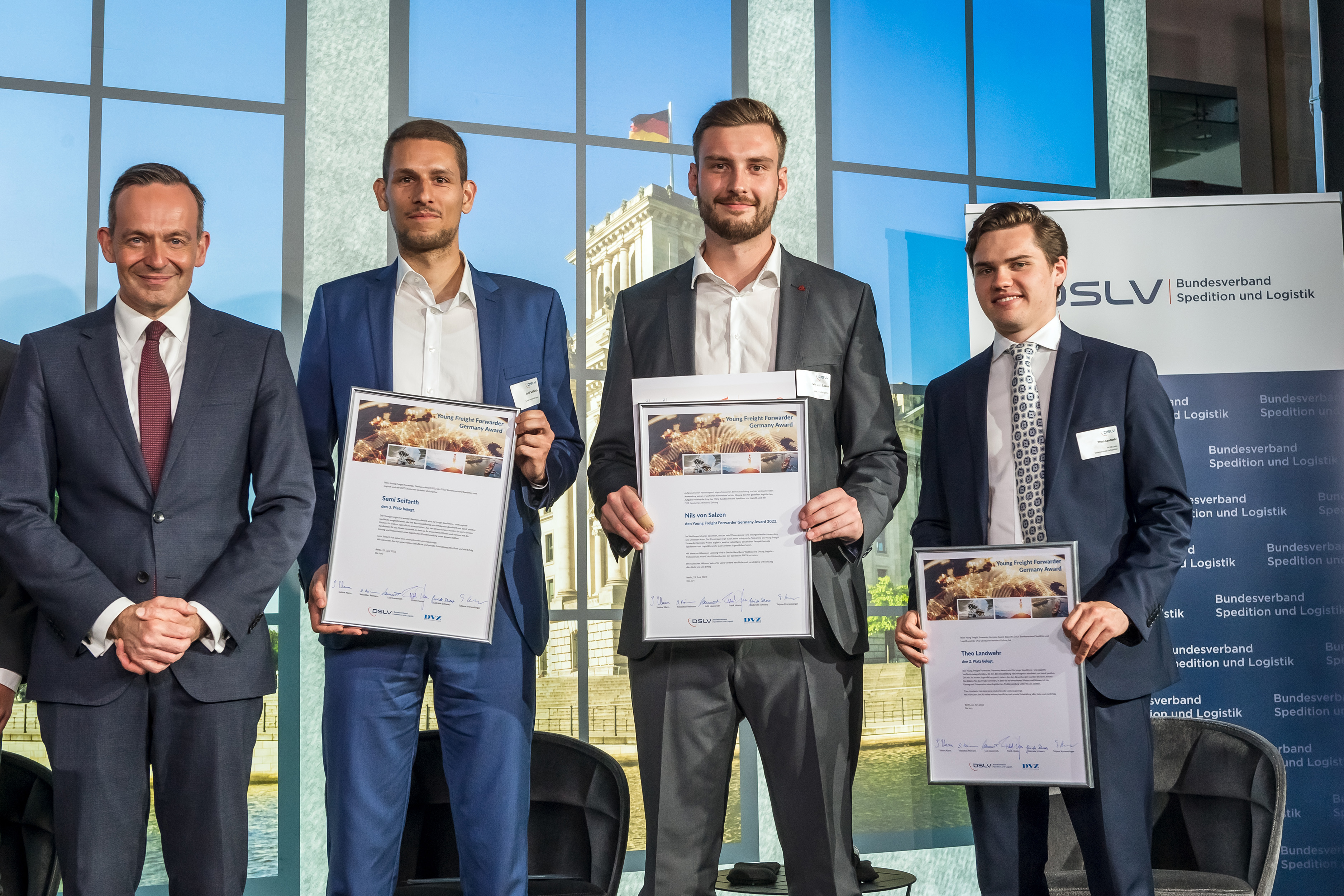 Gleich zwei Studierende des Hamburger Logistik-Bachelors mit Nachwuchspreis ausgezeichnet