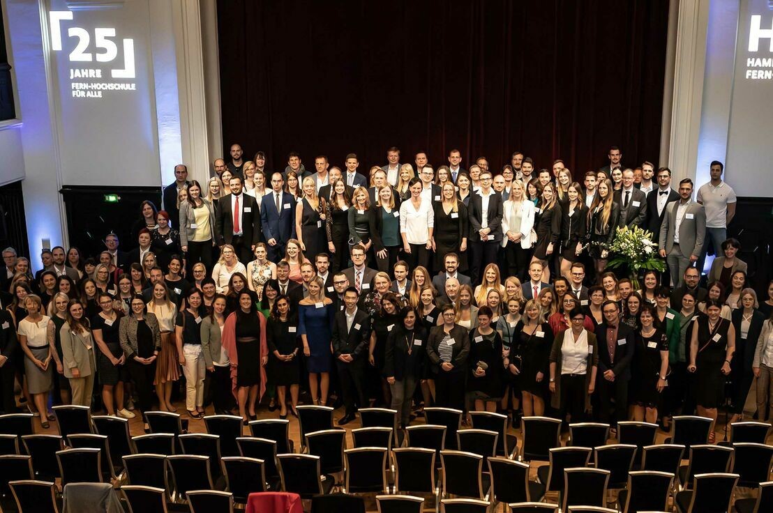 Gruppenfoto der Absolvent*innen der HFH am 22. April 2023 im Curio-Haus